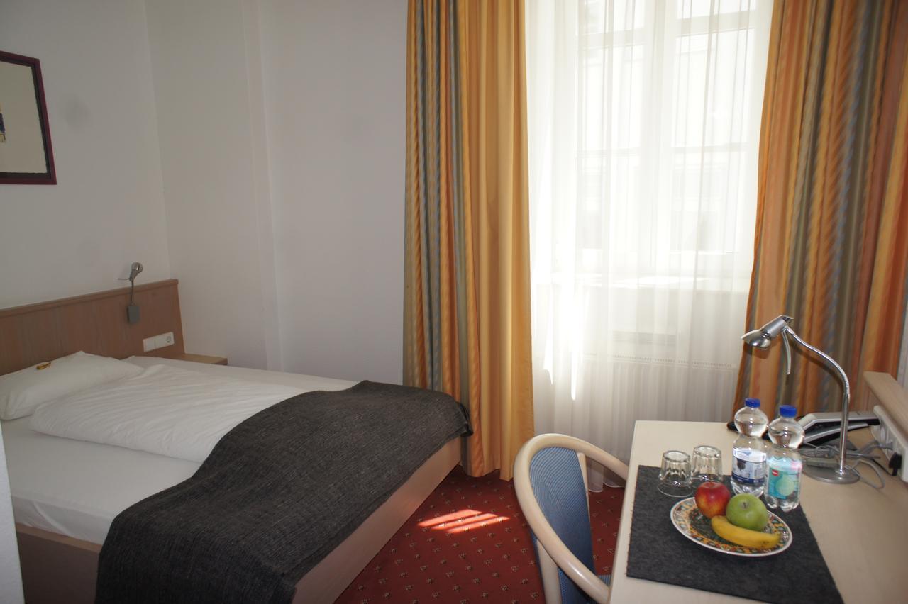 Gastehaus Andrea Bed & Breakfast Stuttgart Bagian luar foto